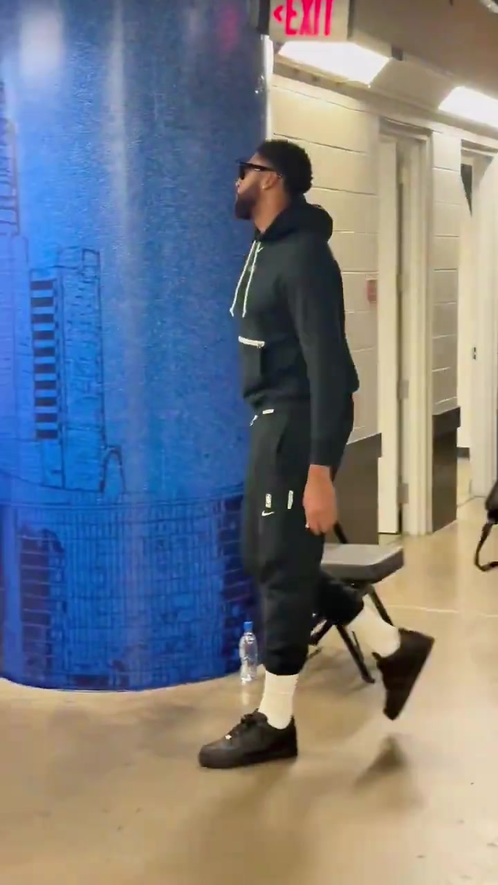 浓眉这穿搭步伐配上这