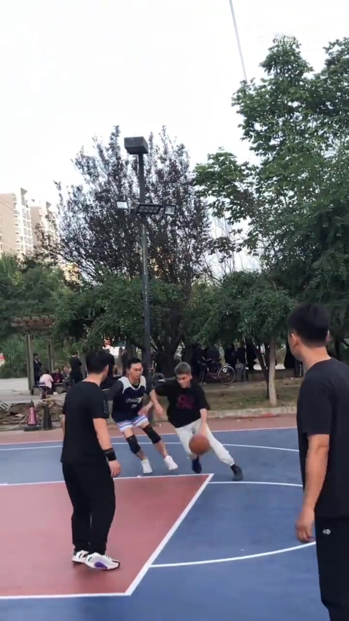 郭艾伦的身材约基奇的